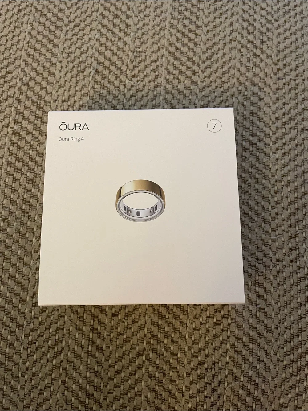 Oura Ring 4 Box with Gold and Silver Ring Illustration